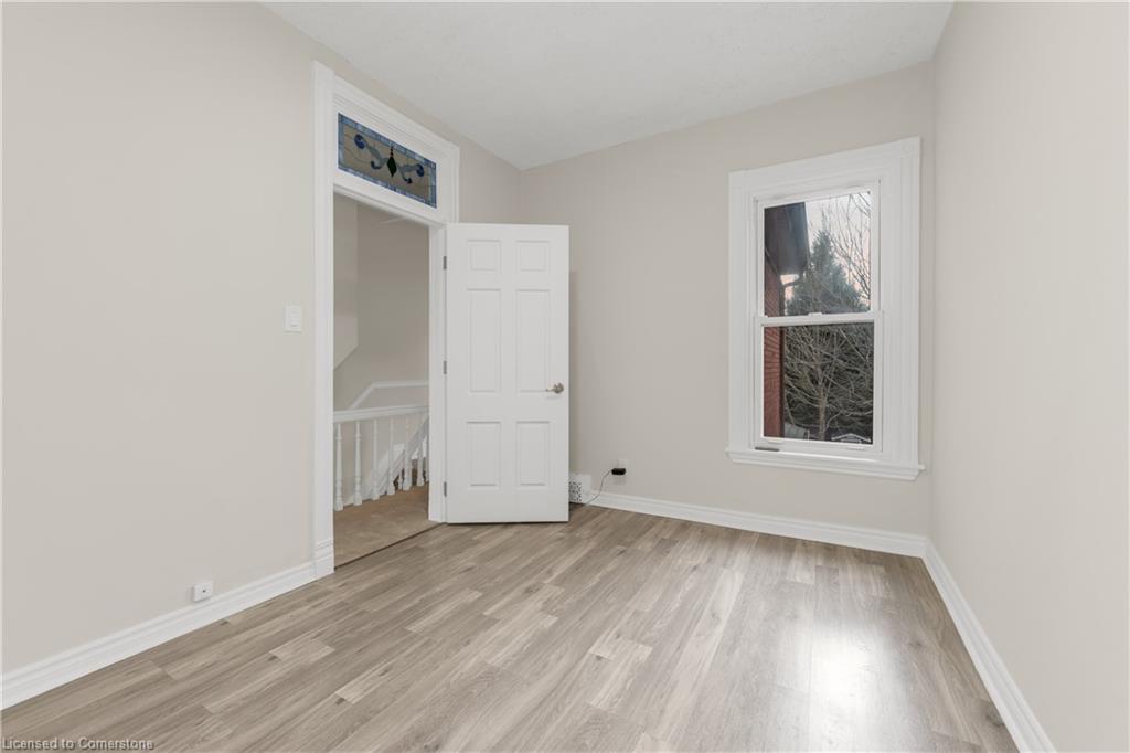 16 Murray Street E Property Photo 19