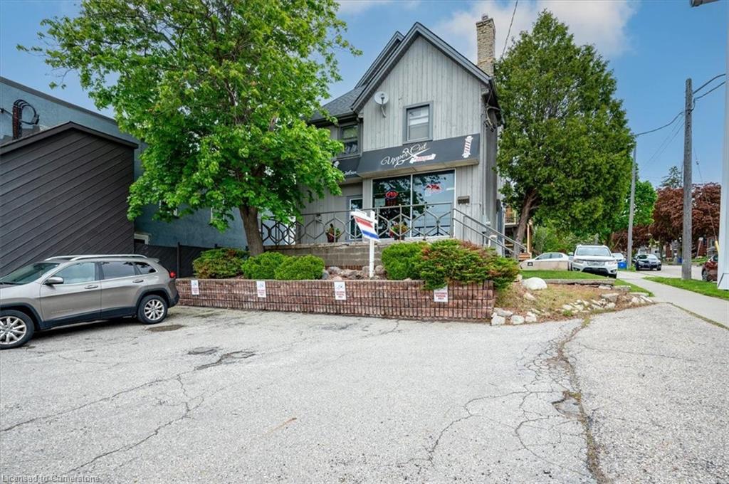 686 King Street E Property Photo 6