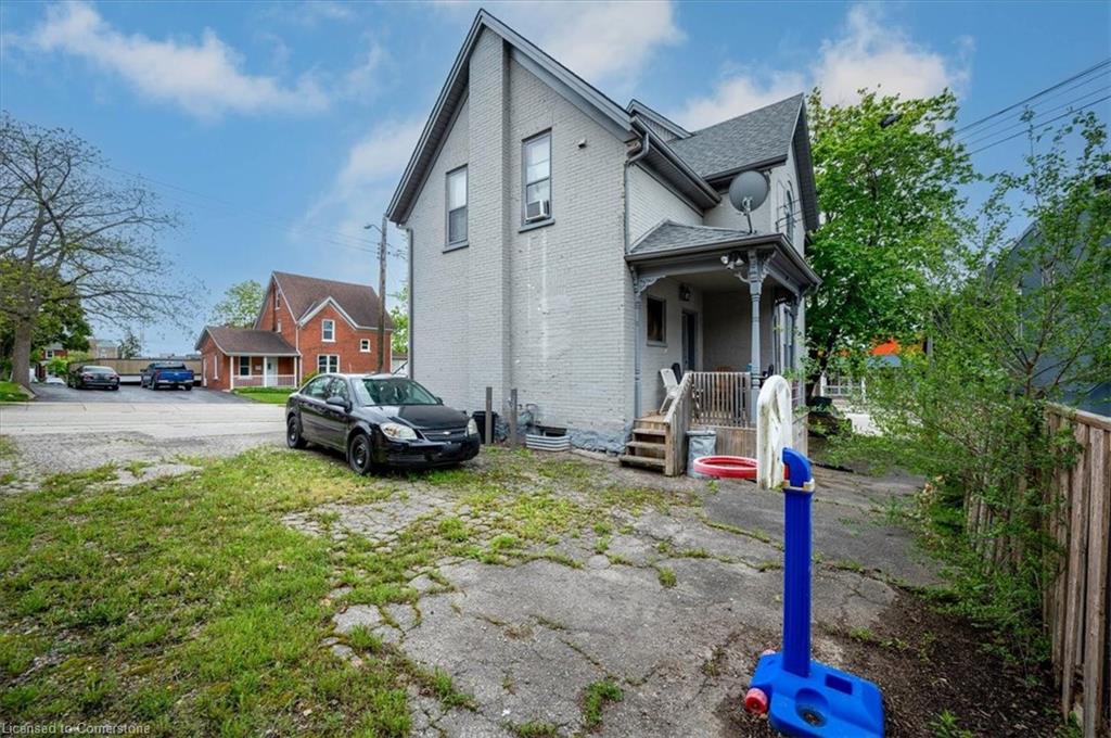 686 King Street E Property Photo 14