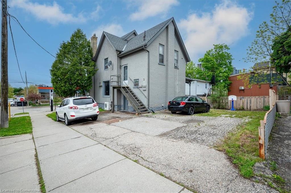 686 King Street E Property Photo 15
