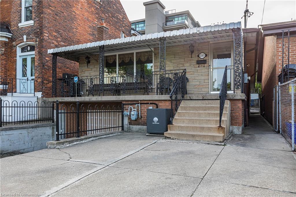 283 Macnab Street N Property Photo 1