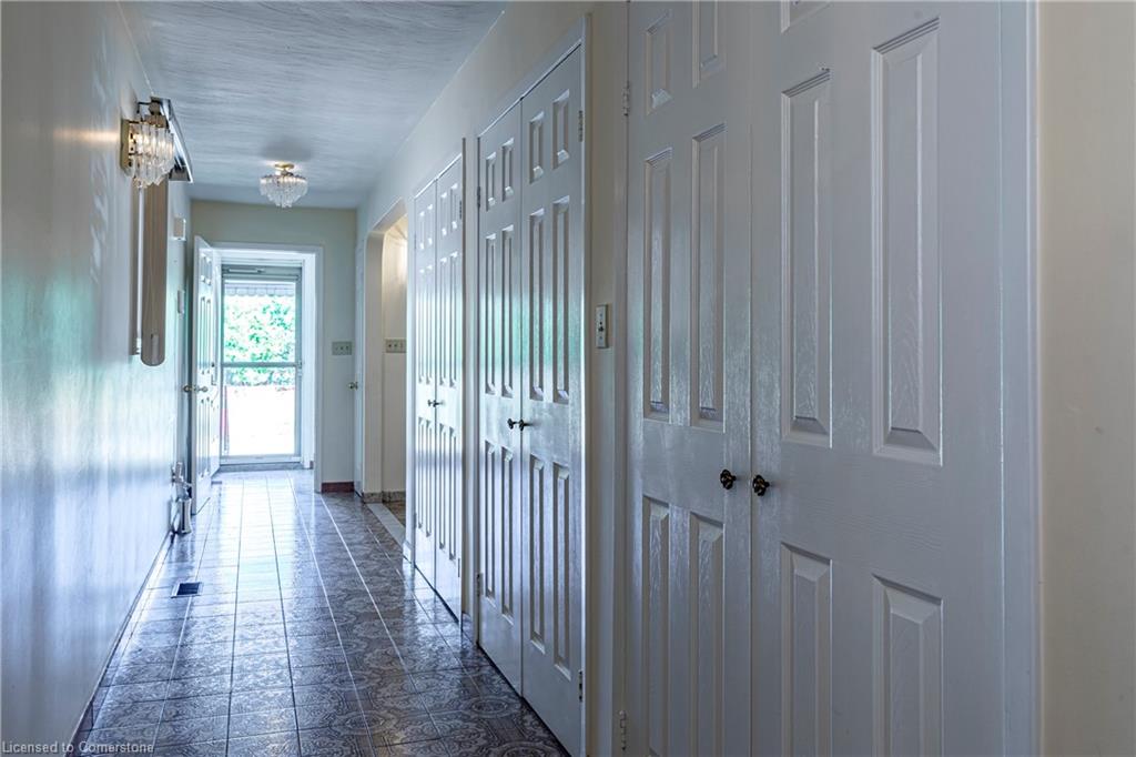 283 Macnab Street N Property Photo 6