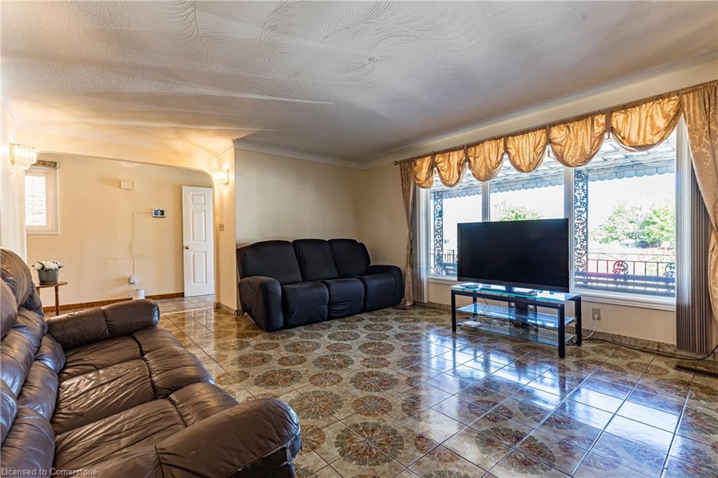 283 Macnab Street N Property Photo 9