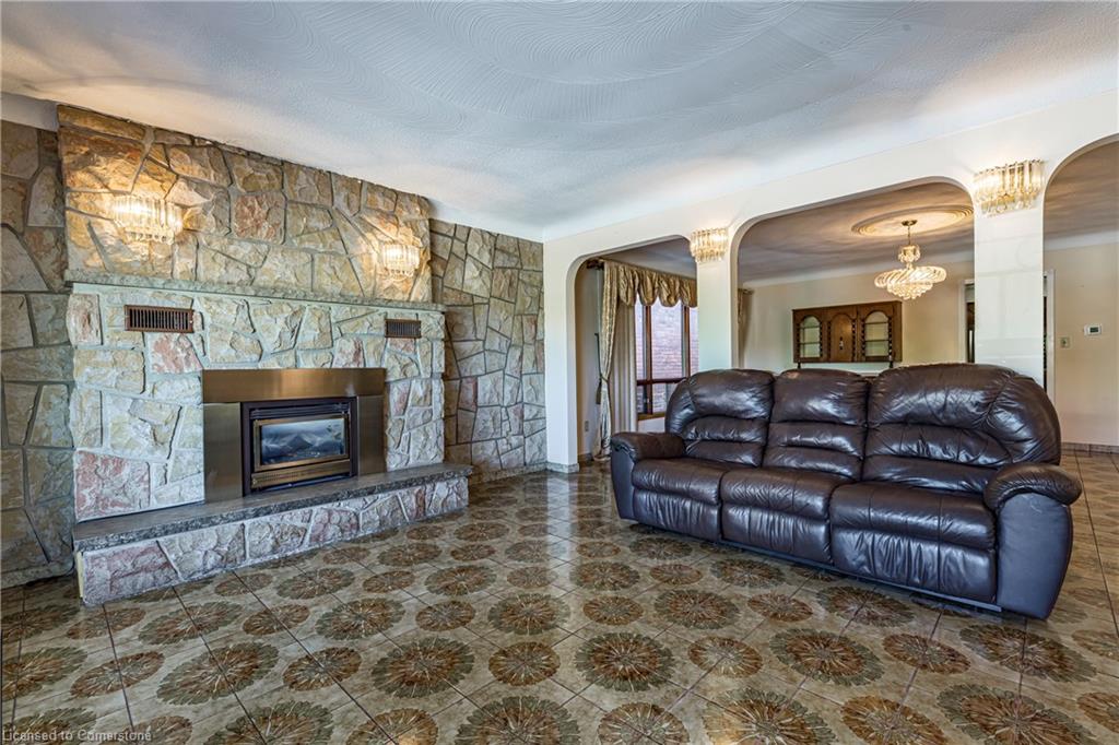 283 Macnab Street N Property Photo 10