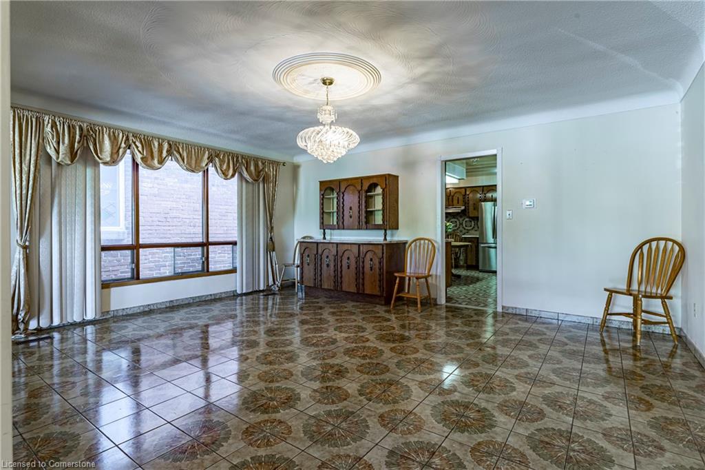 283 Macnab Street N Property Photo 12