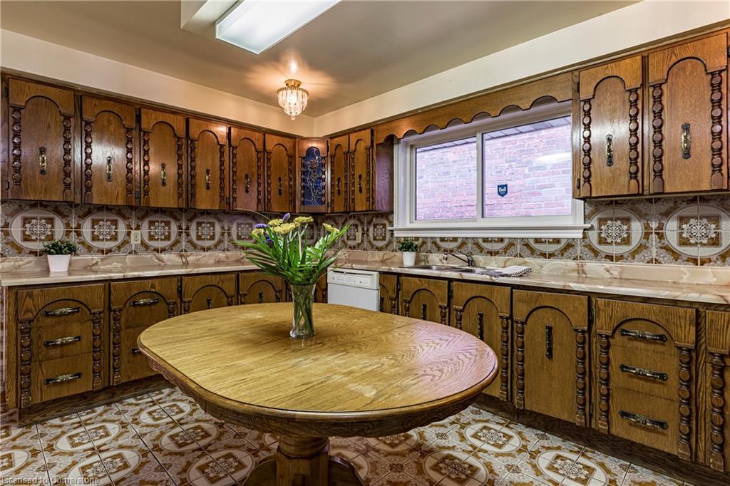 283 Macnab Street N Property Photo 13