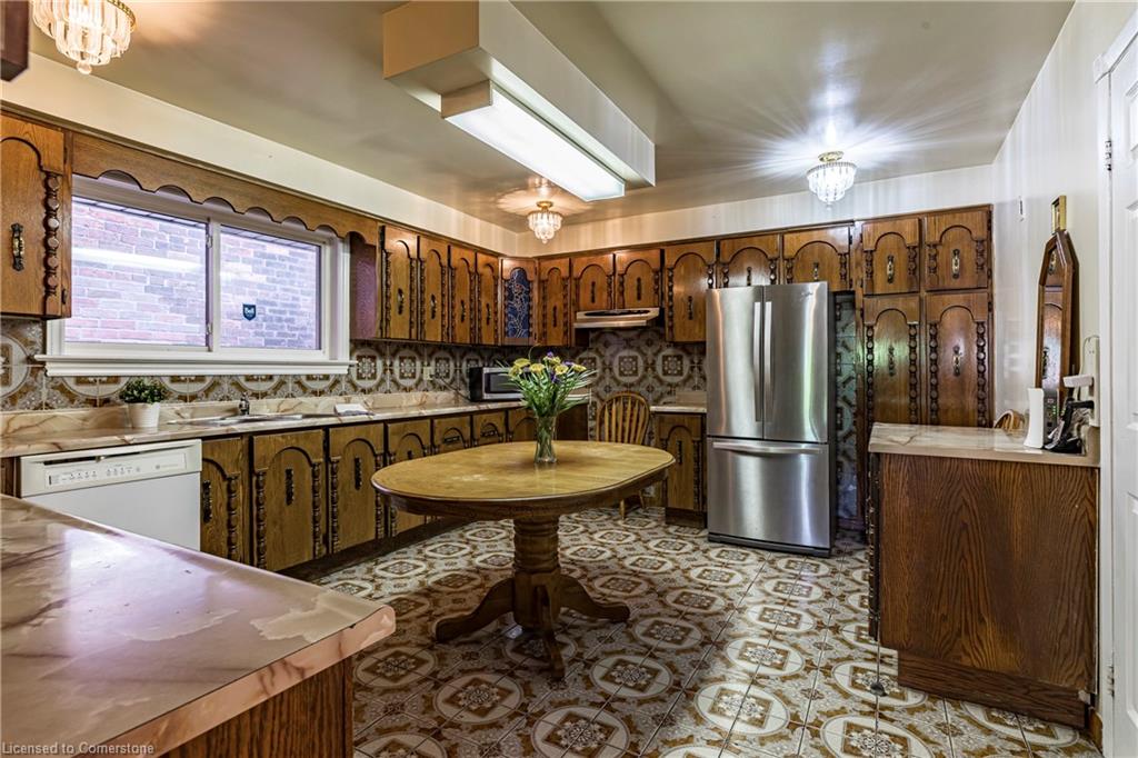 283 Macnab Street N Property Photo 15