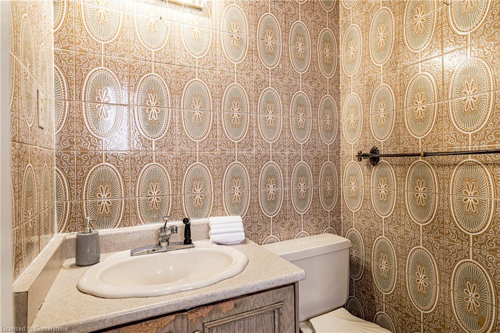 283 Macnab Street N Property Photo 17