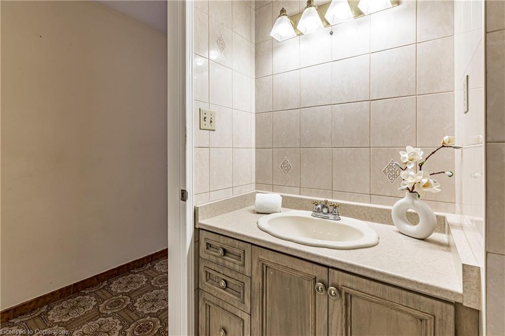 283 Macnab Street N Property Photo 19