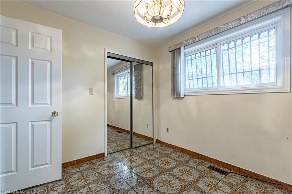 283 Macnab Street N Property Photo 22
