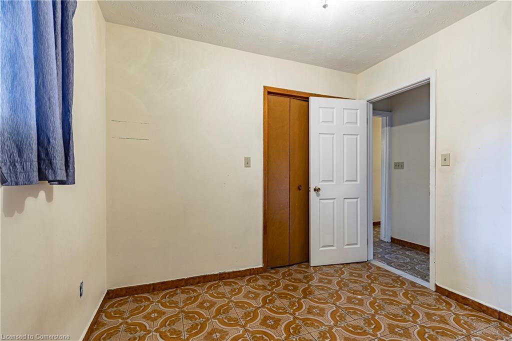 283 Macnab Street N Property Photo 24