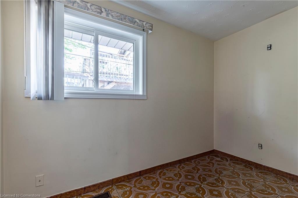 283 Macnab Street N Property Photo 25