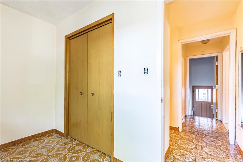 283 Macnab Street N Property Photo 26