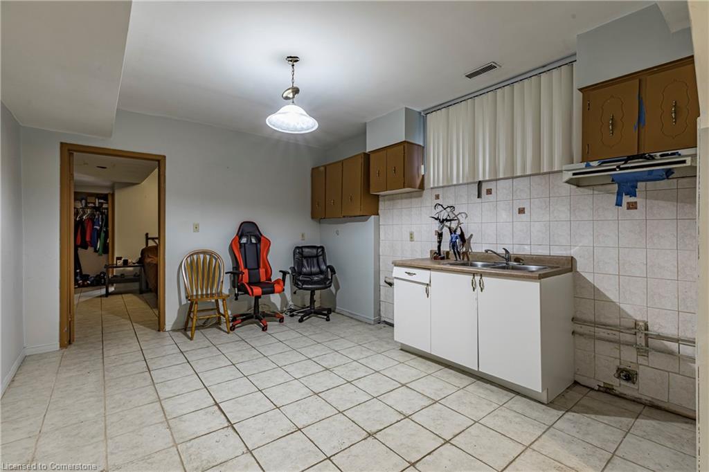 283 Macnab Street N Property Photo 27