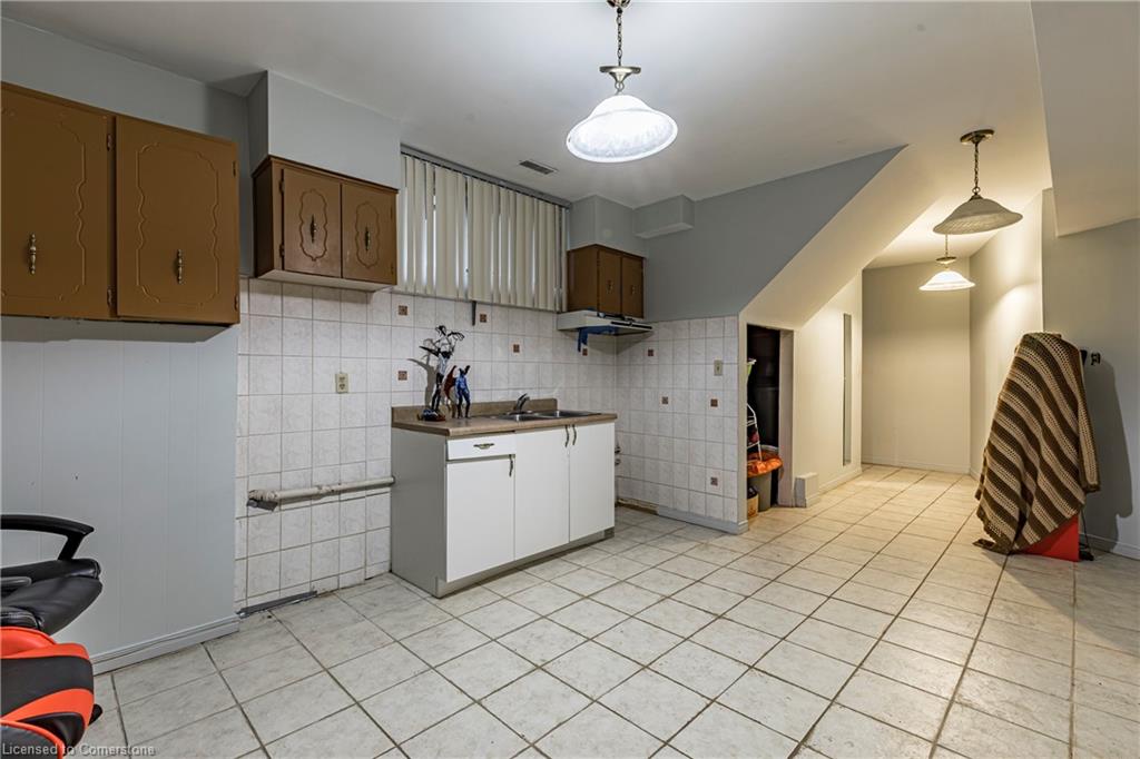 283 Macnab Street N Property Photo 28