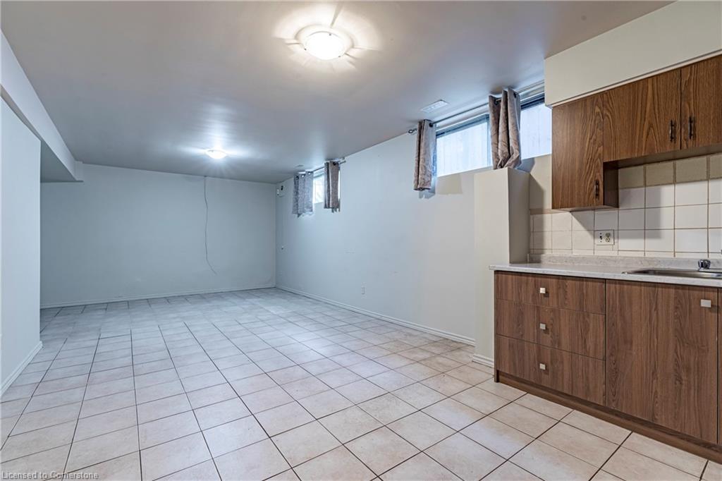 283 Macnab Street N Property Photo 34
