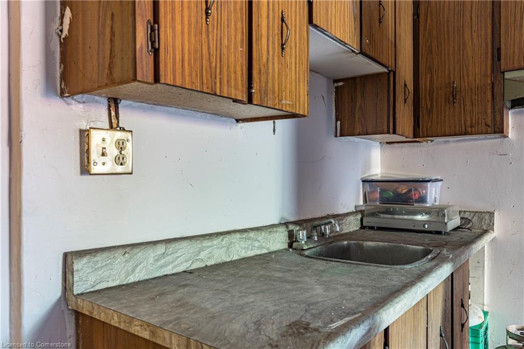 283 Macnab Street N Property Photo 44