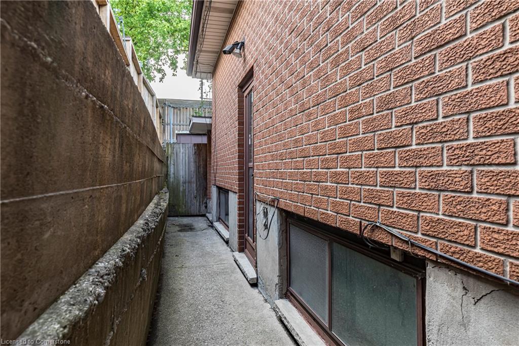 283 Macnab Street N Property Photo 46