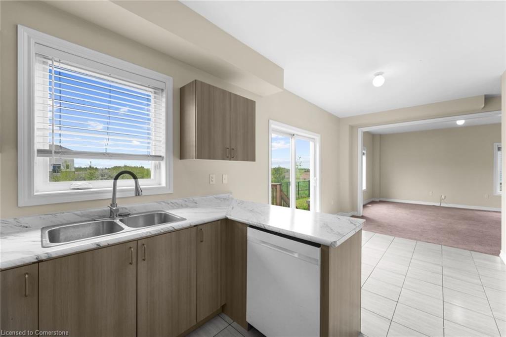 25 Todd Crescent W Property Photo 12