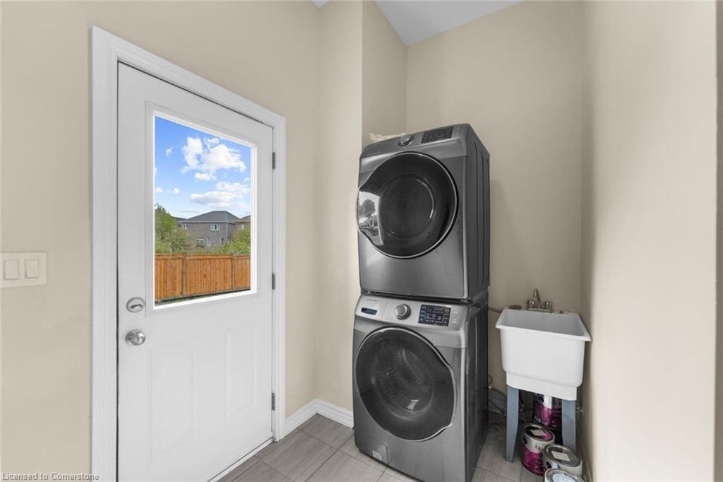 25 Todd Crescent W Property Photo 26