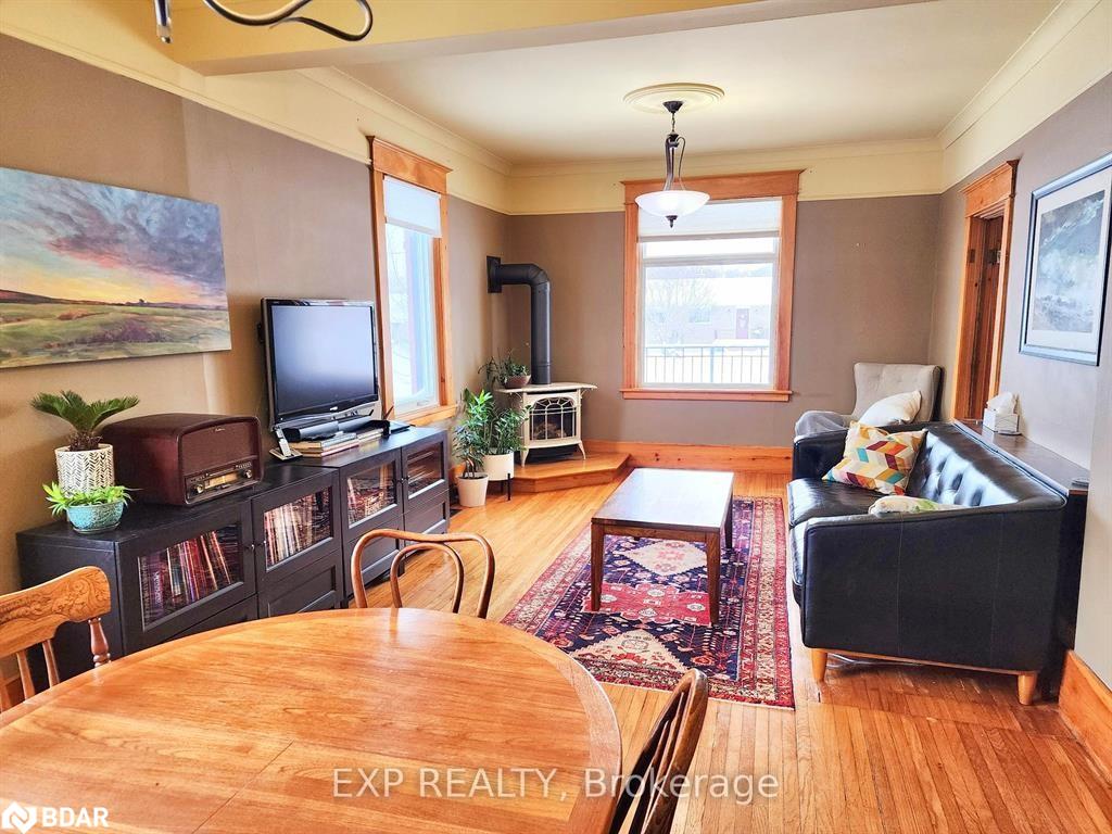 12 Elizabeth Street W Property Photo 5