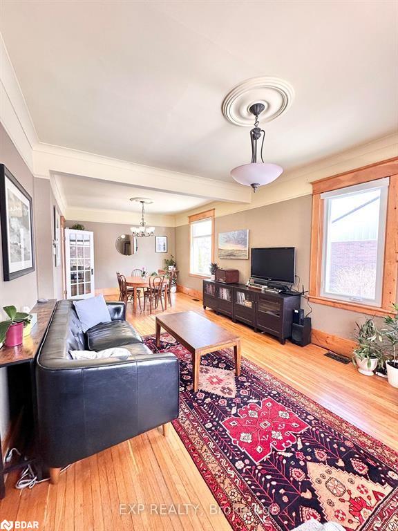 12 Elizabeth Street W Property Photo 7