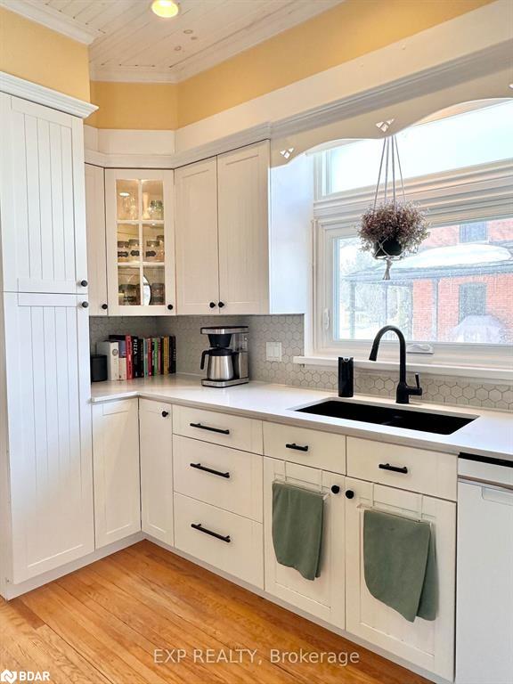 12 Elizabeth Street W Property Photo 8