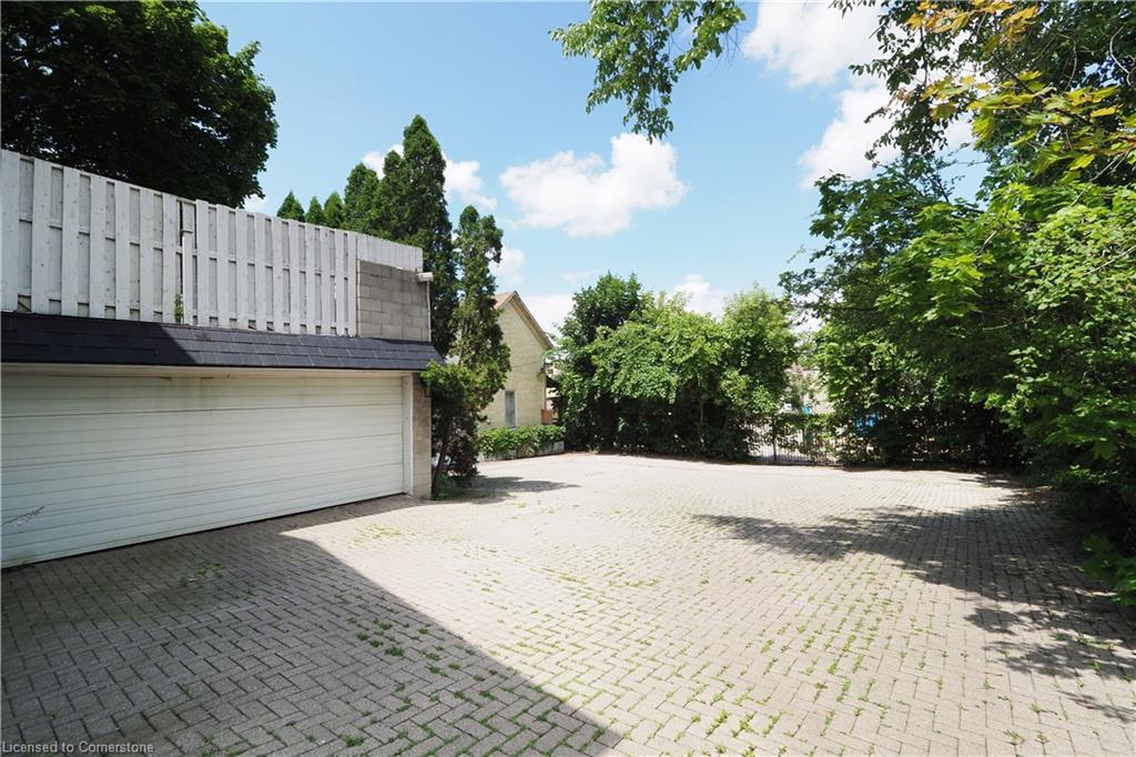 64 Francis Street N Property Photo 24
