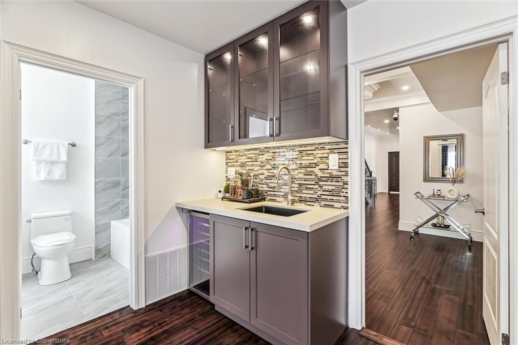 290 Bathurst Street Property Photo 17