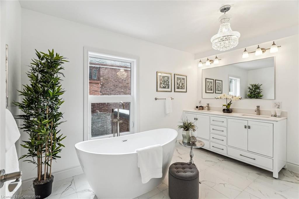 290 Bathurst Street Property Photo 24