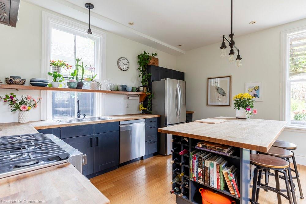 115 Locke Street N Property Photo 20