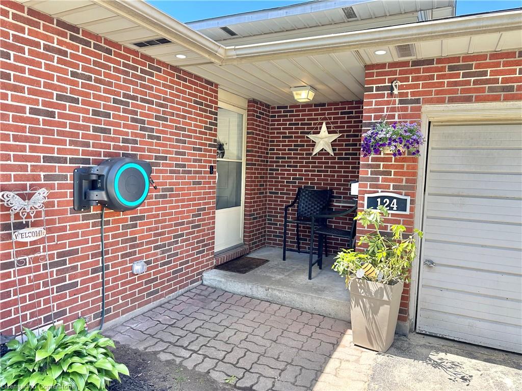 124 Oak Street Property Photo 4