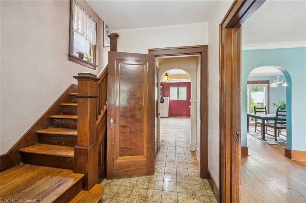 208 Stirling Avenue S Property Photo 4