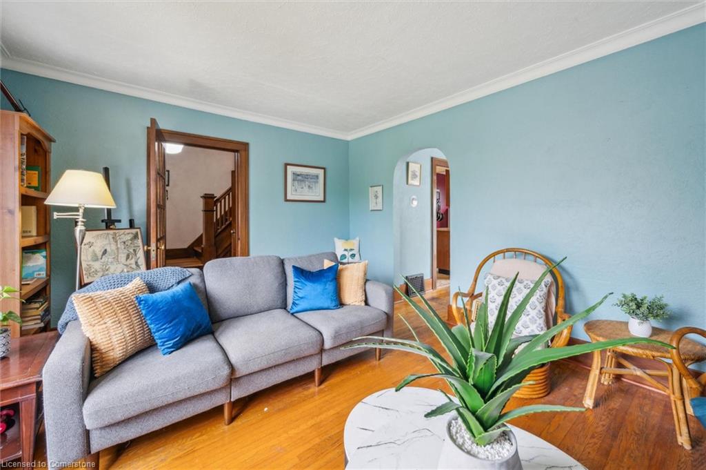 208 Stirling Avenue S Property Photo 6