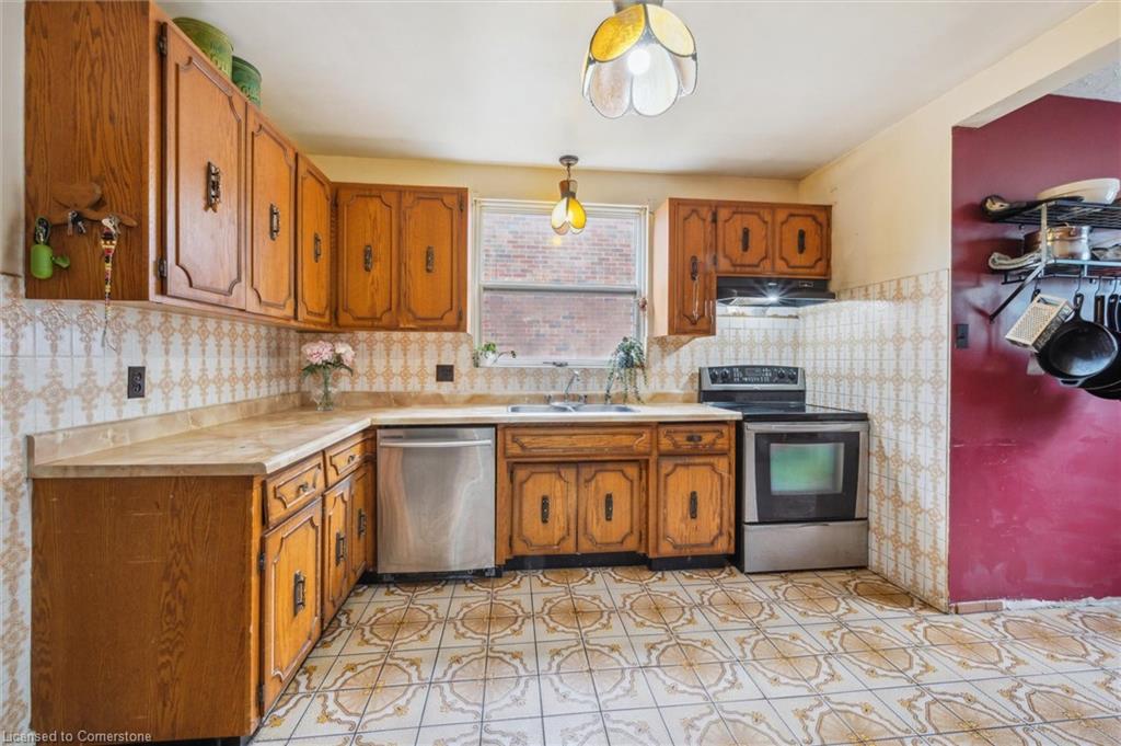 208 Stirling Avenue S Property Photo 9