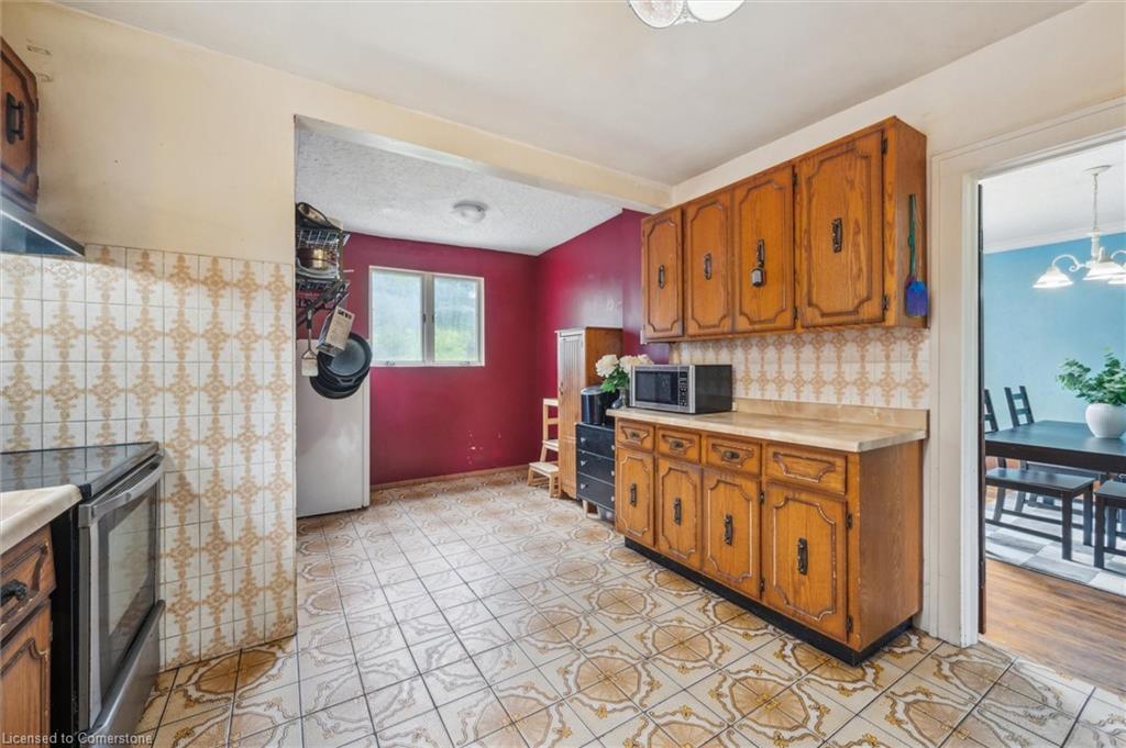 208 Stirling Avenue S Property Photo 10