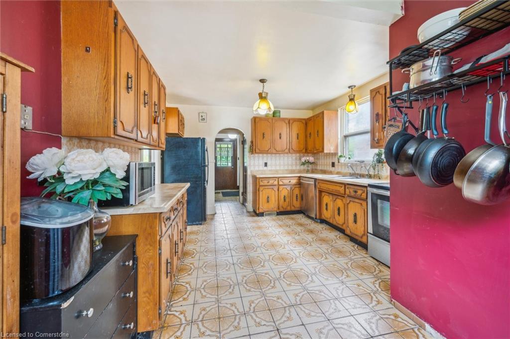 208 Stirling Avenue S Property Photo 11