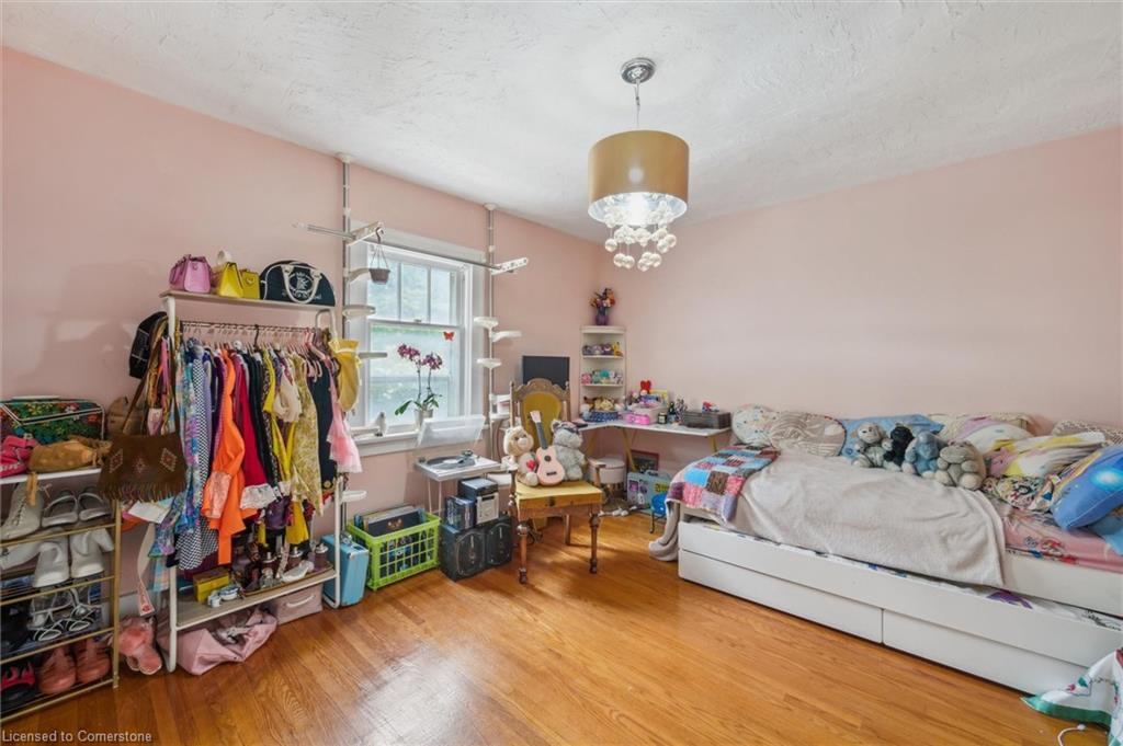 208 Stirling Avenue S Property Photo 15