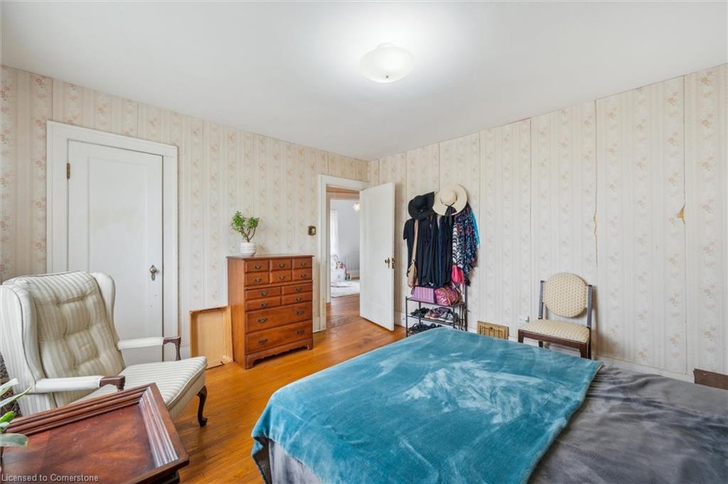 208 Stirling Avenue S Property Photo 18