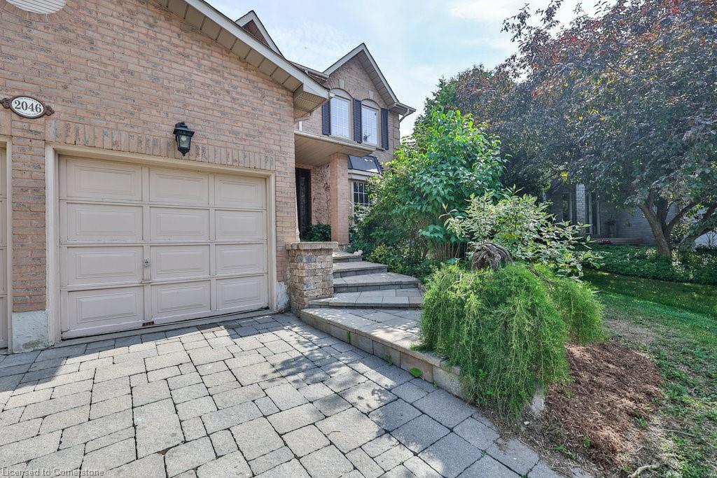 2046 Parklane Crescent Property Photo 2