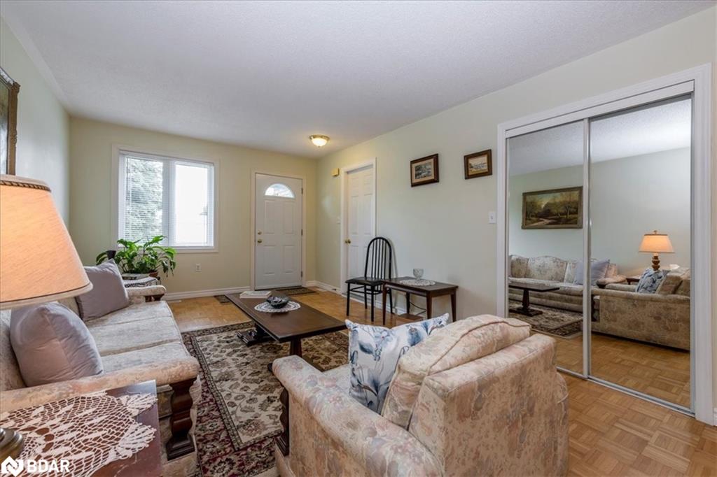 290 Cundles Road W Property Photo 4
