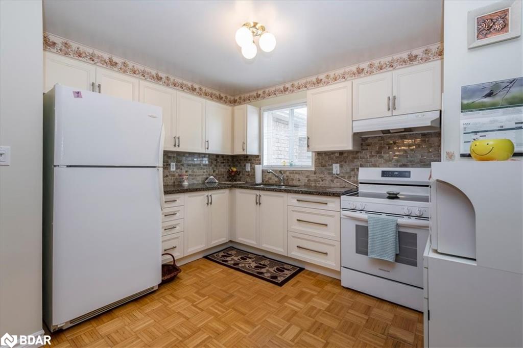 290 Cundles Road W Property Photo 8