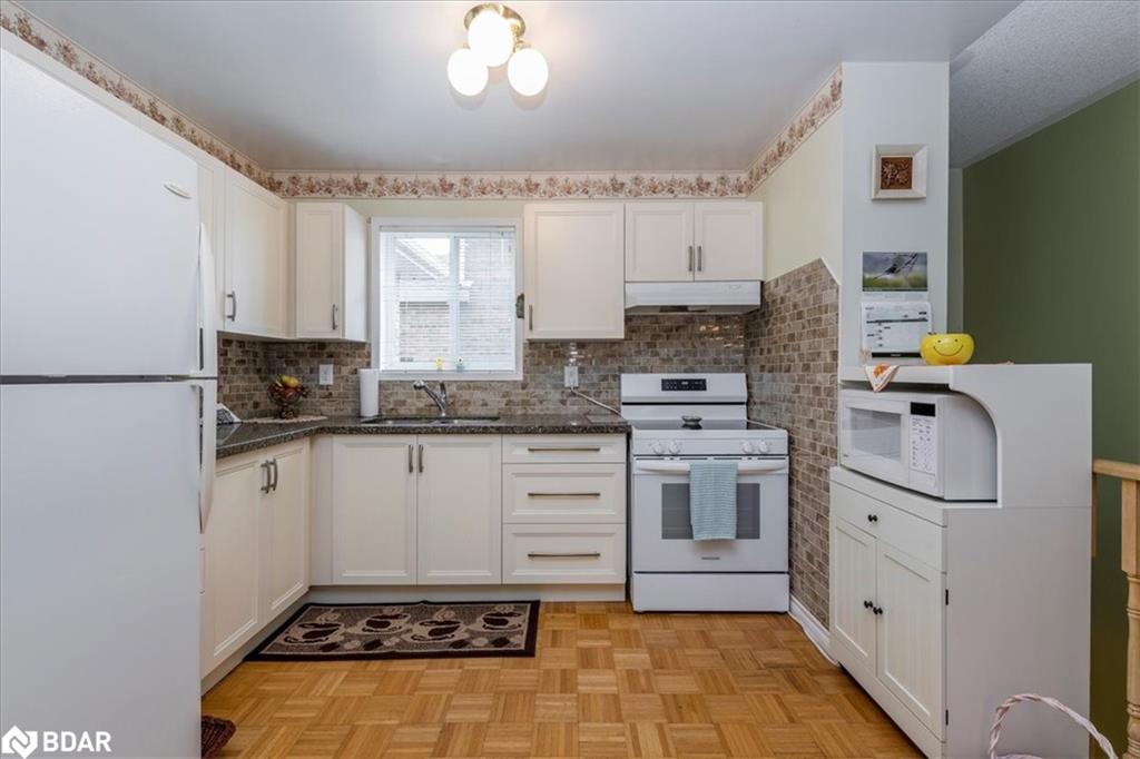 290 Cundles Road W Property Photo 9