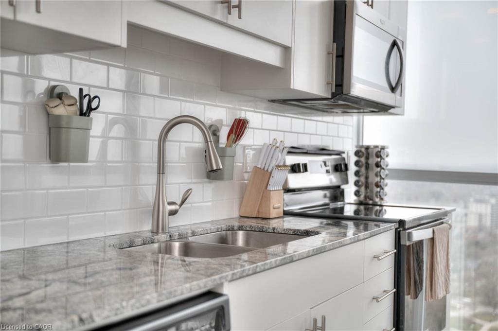2608-60 Charles Street W Property Photo 9