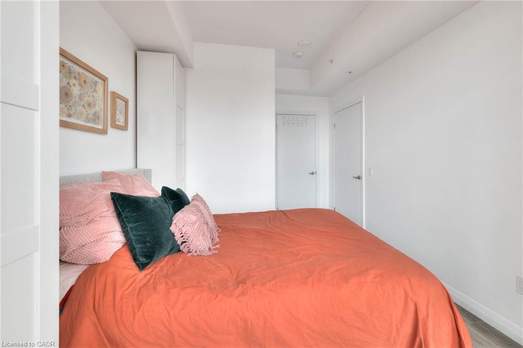 2608-60 Charles Street W Property Photo 17