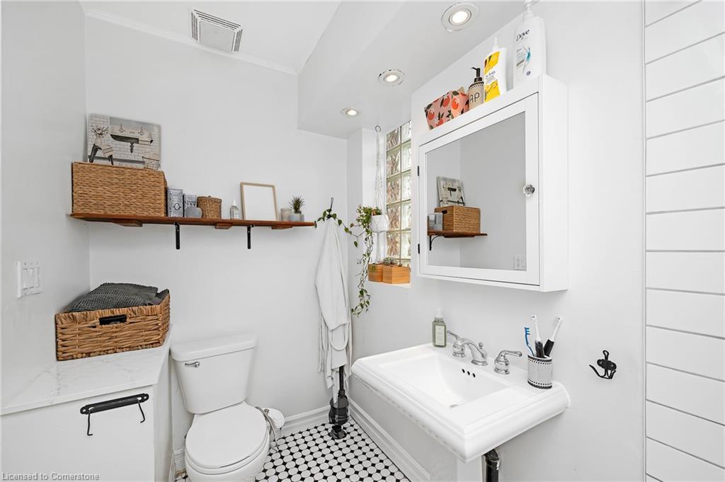 29 Emerald Street N Property Photo 14