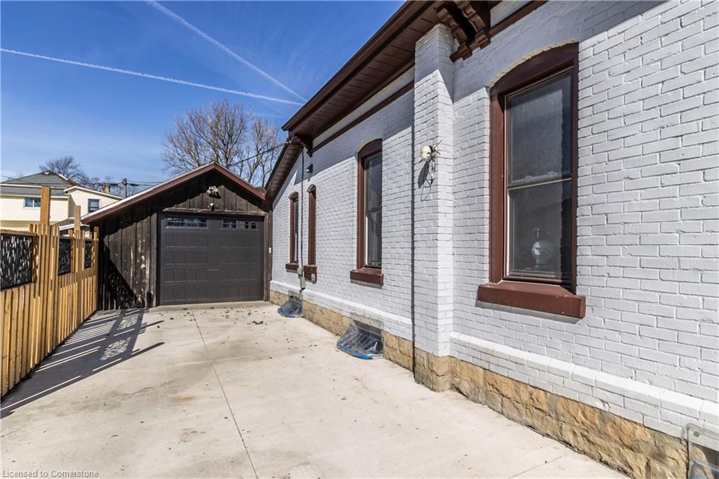 30 Erie Street Property Photo 5