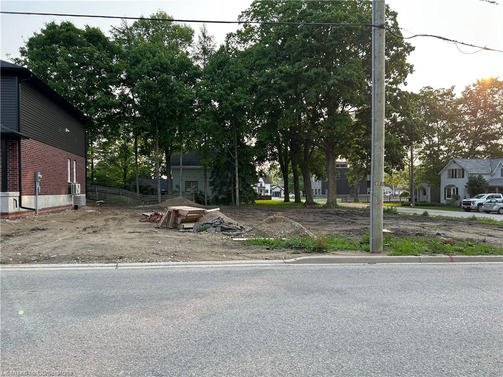 721 Elma Street W Property Photo 2