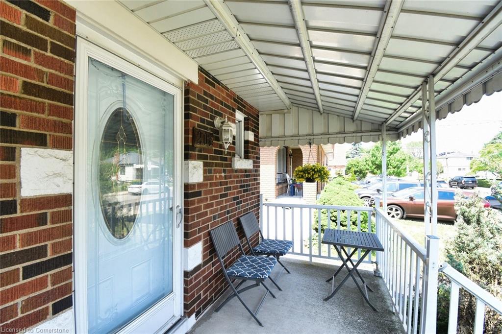 206 Crockett Street Property Photo 4