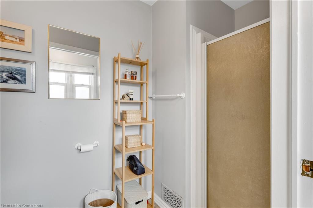 195 Victoria Street N Property Photo 8